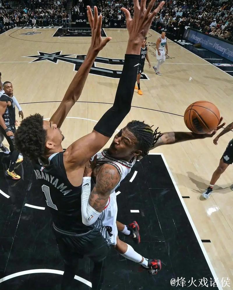 莫兰特全场出战21分钟，12投4中得到12分3篮板4助攻1抢断1帽